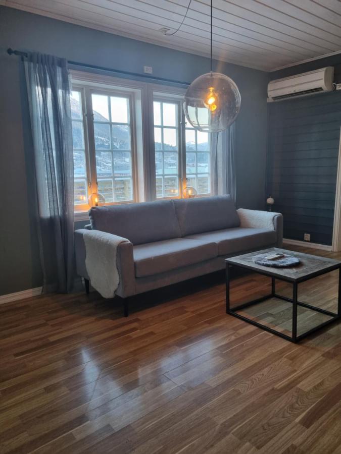 Stor Leilighet Med 4 Senger Sentralt I Forde Luaran gambar